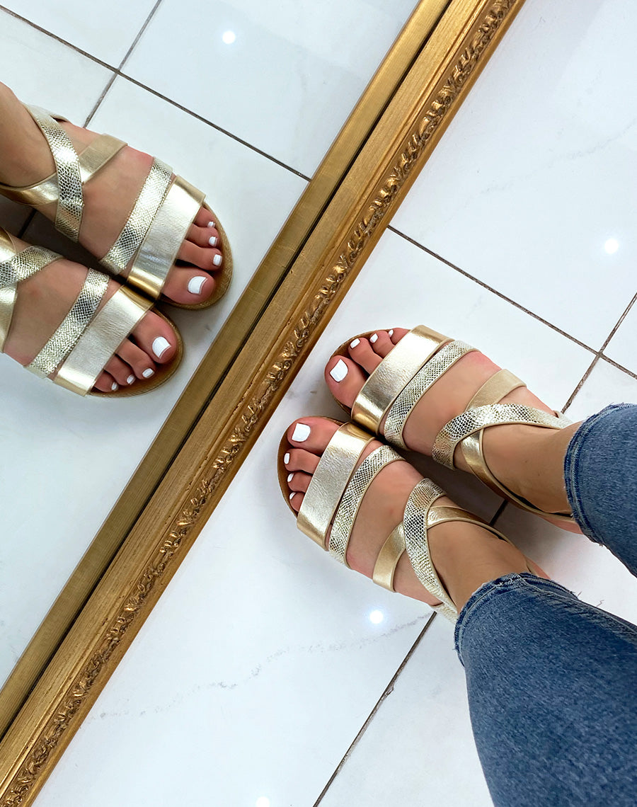 Nu-pieds dorés à semelle en jute doré