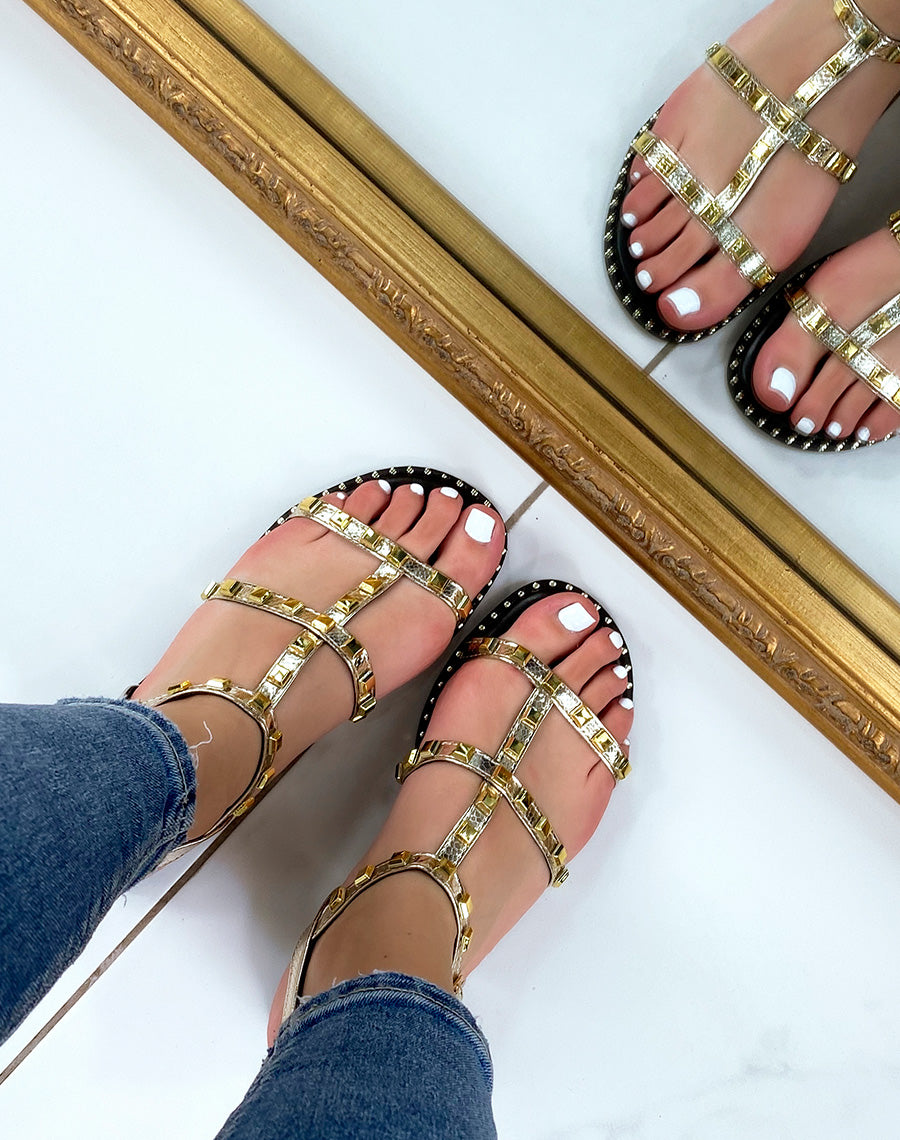 Nu-pieds dorés vernis à clous carrés argentés