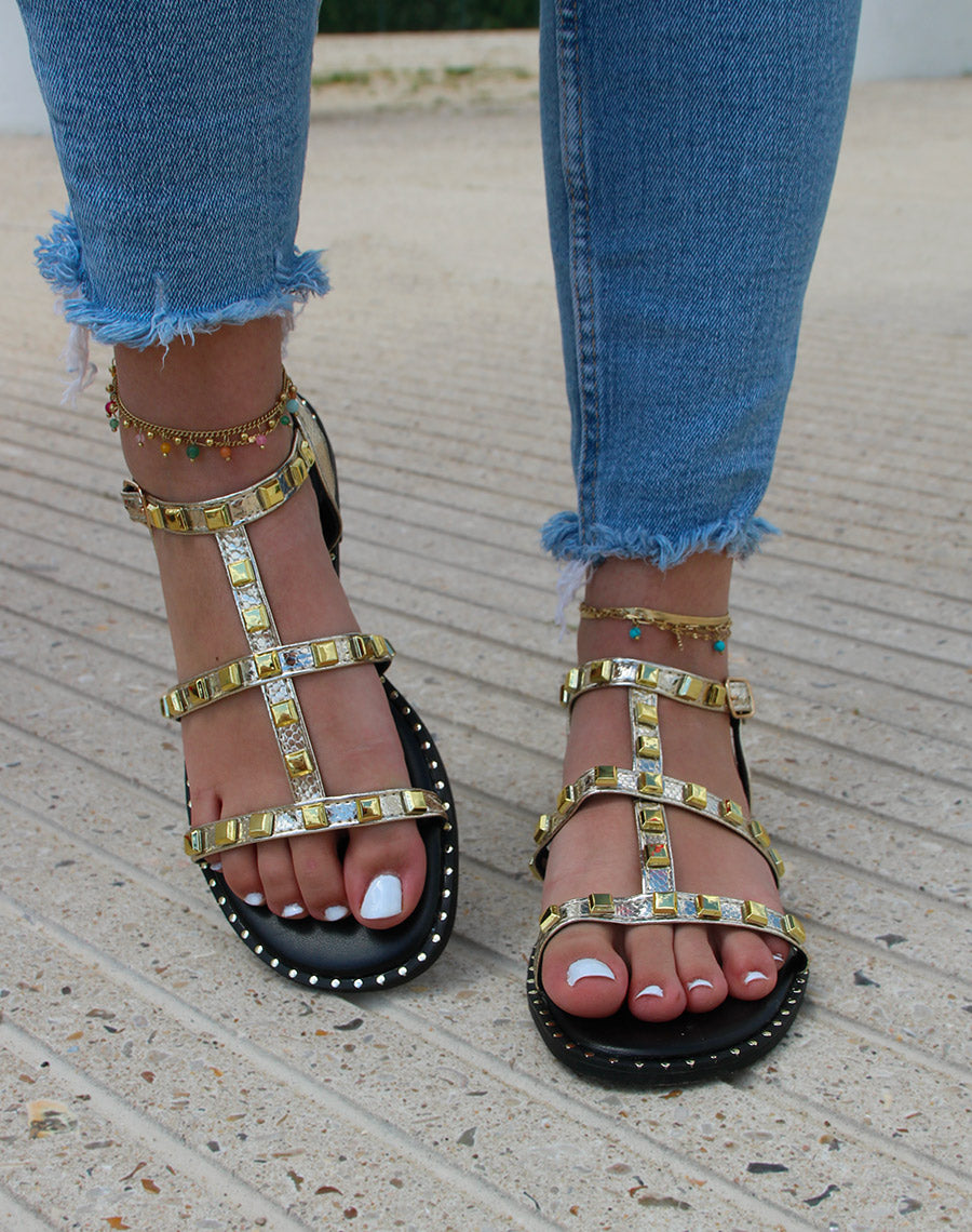 Nu-pieds dorés vernis à clous carrés argentés