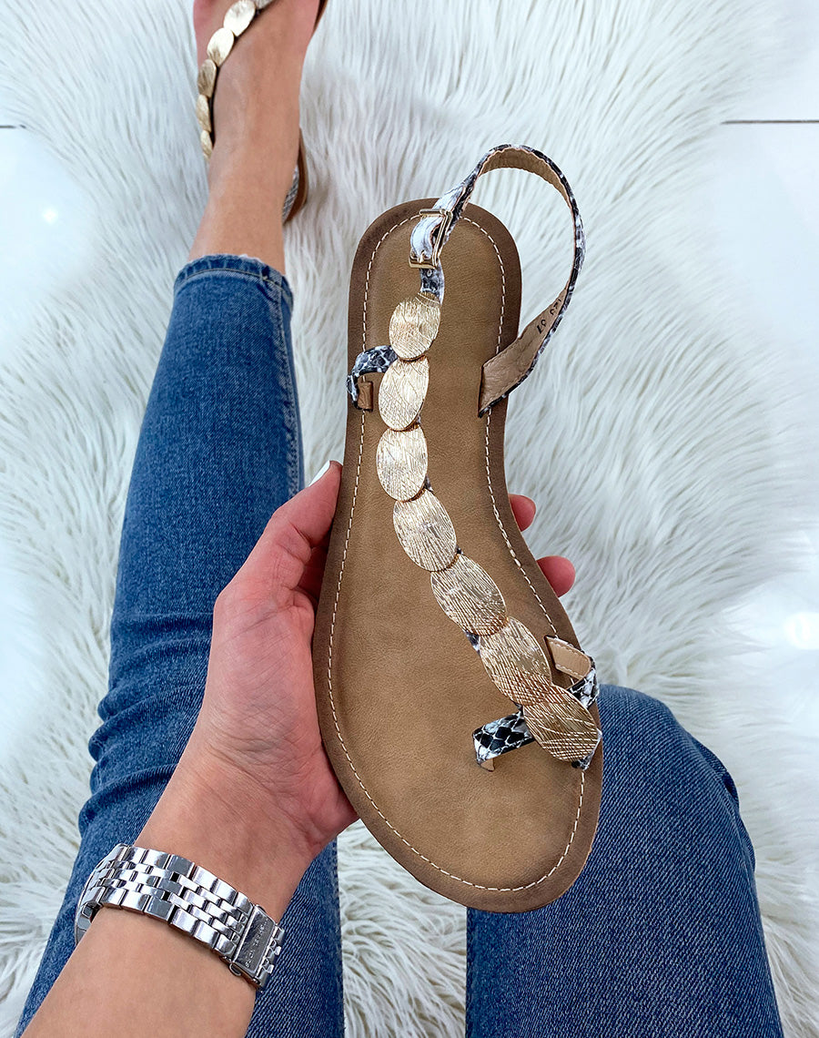 Nu-pieds effet snake ornés de bijoux dorés
