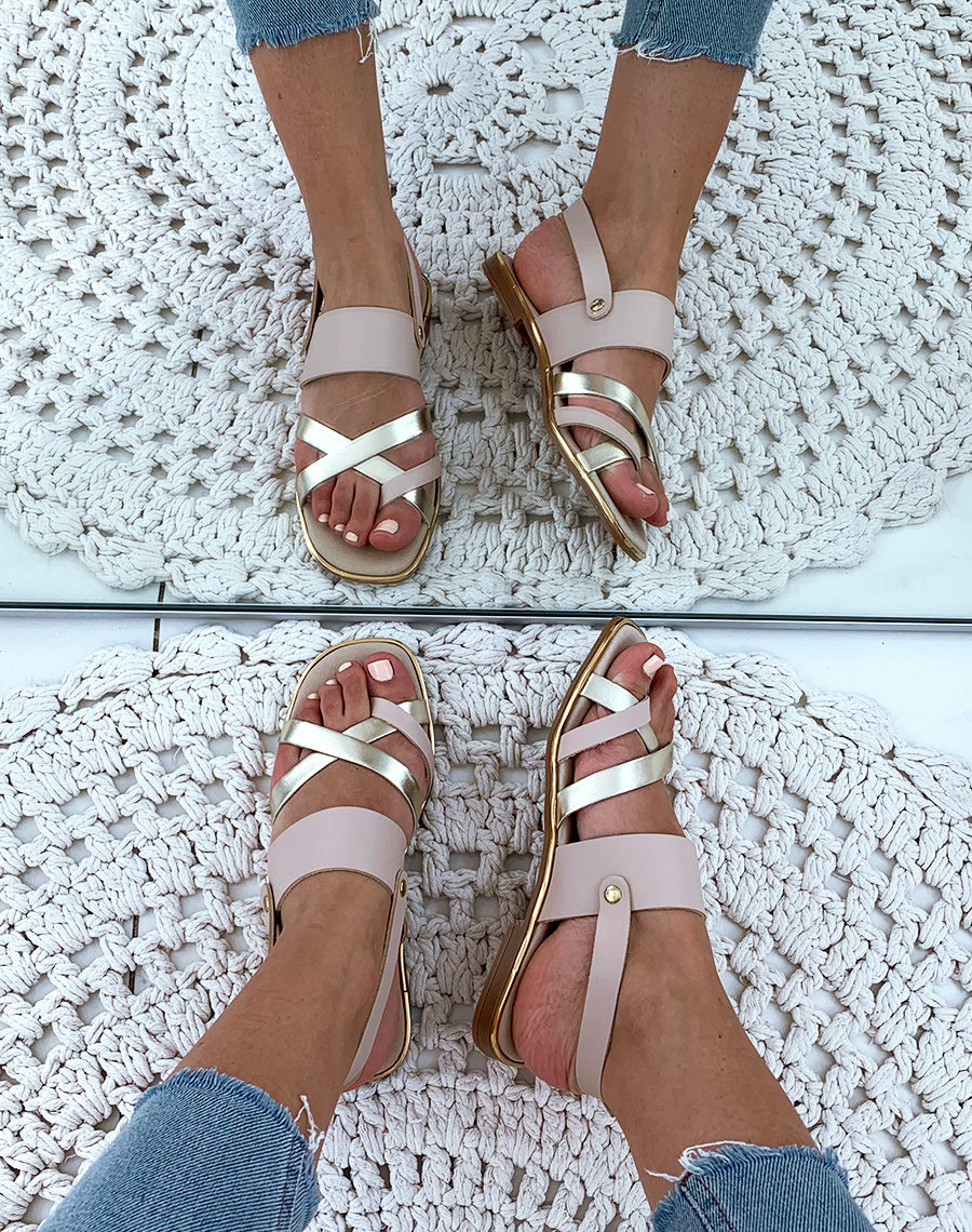 Nu-pieds en cuir beiges et dorés à multiples brides entrecroisées