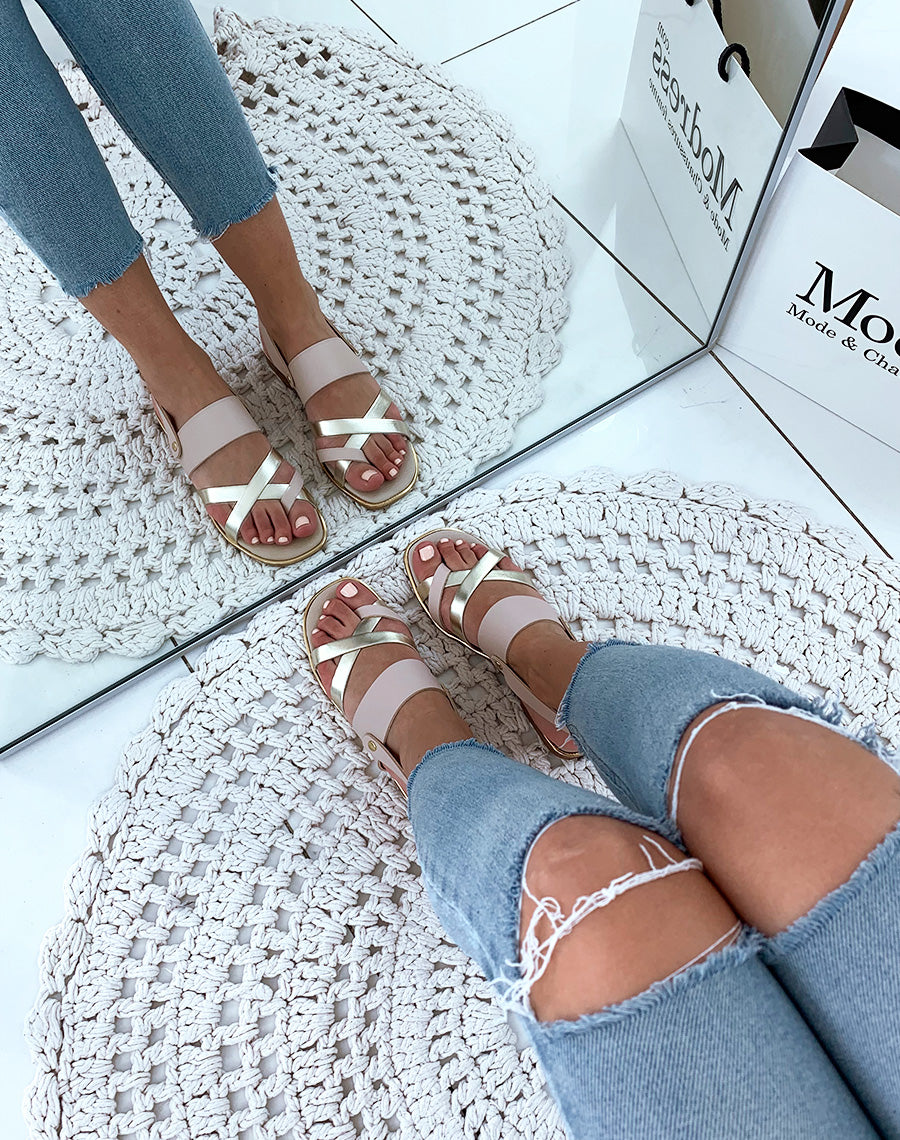 Nu-pieds en cuir beiges et dorés à multiples brides entrecroisées