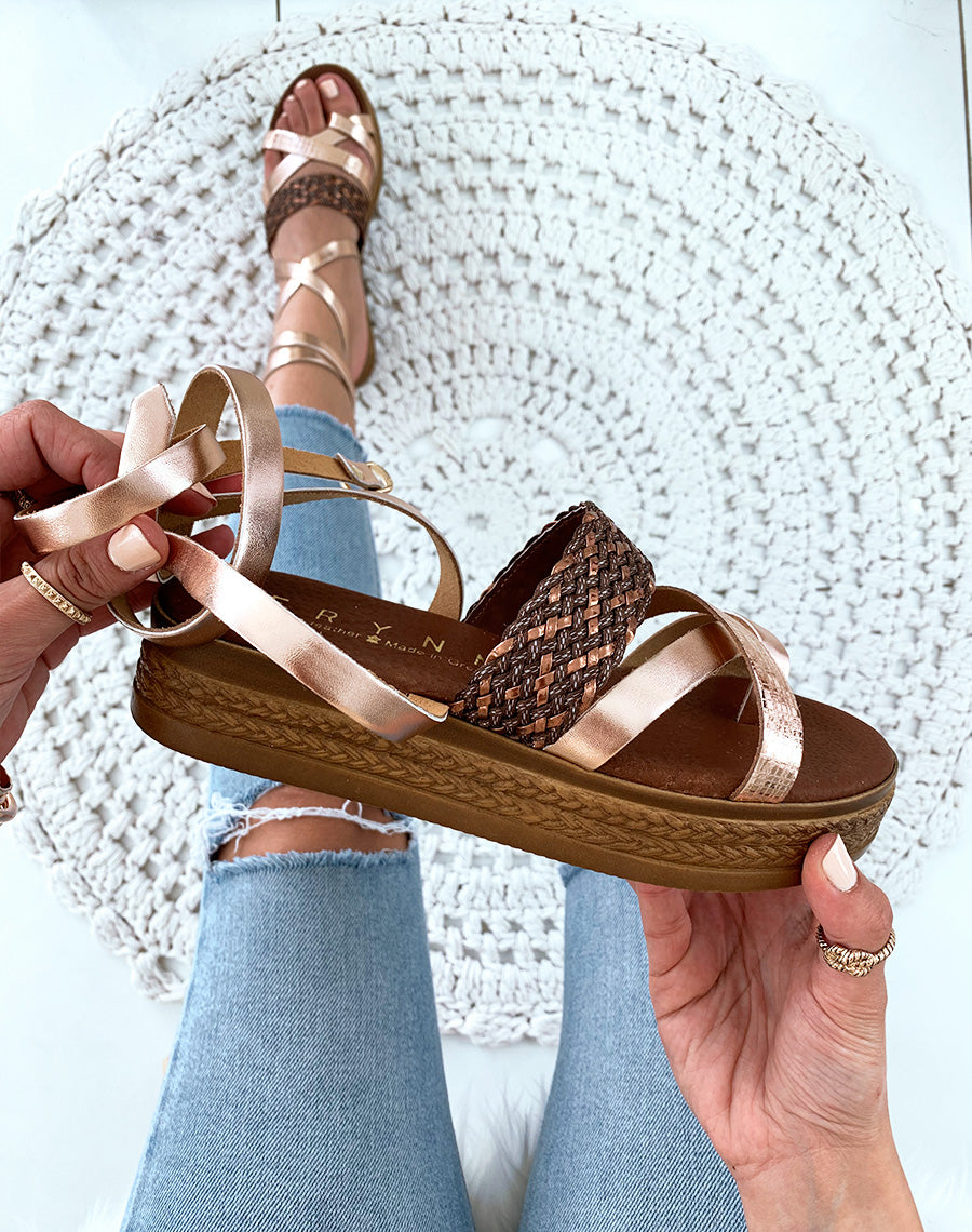 Nu-pieds en cuir bronze à semelles compensés et à lacets