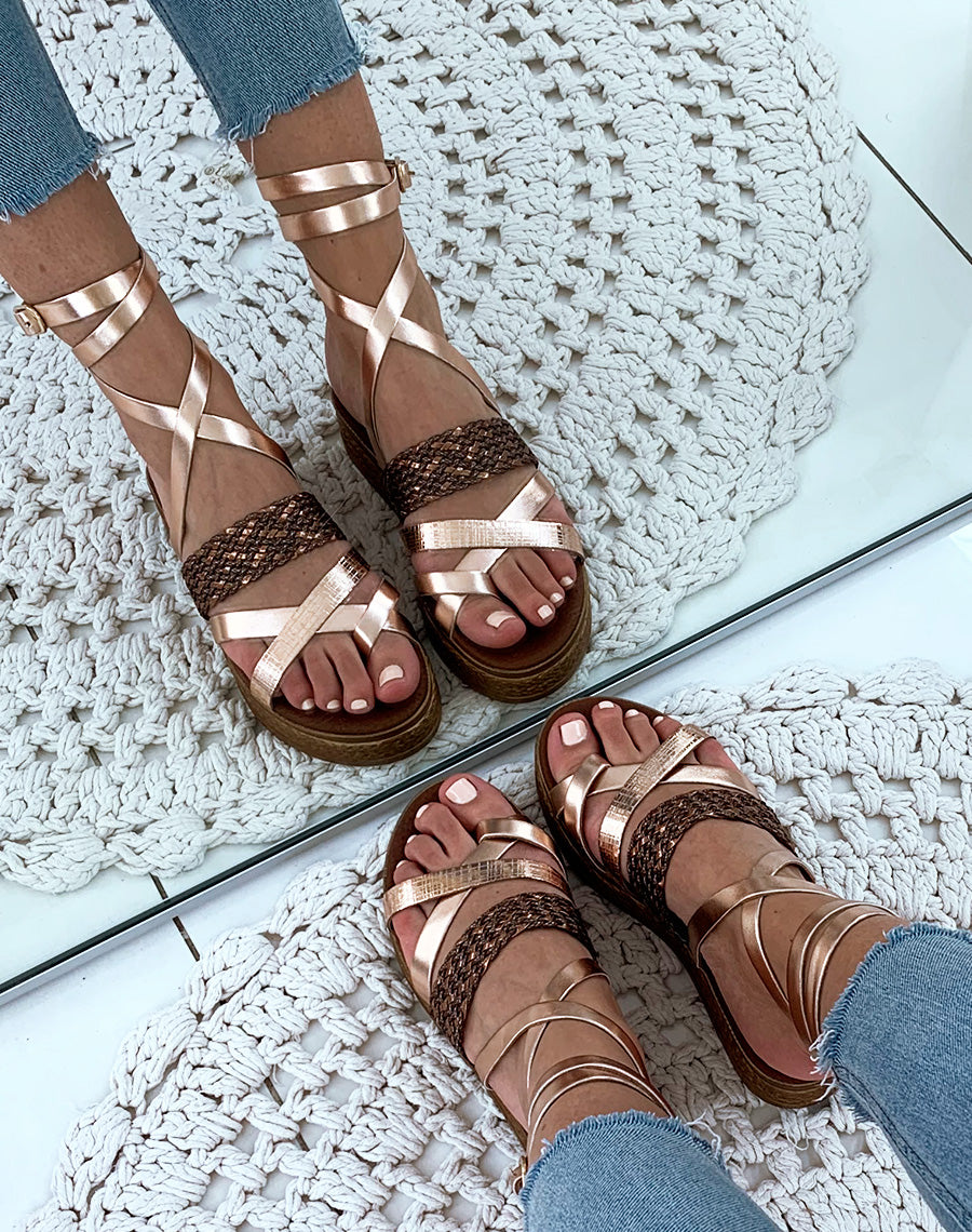 Nu-pieds en cuir bronze à semelles compensés et à lacets