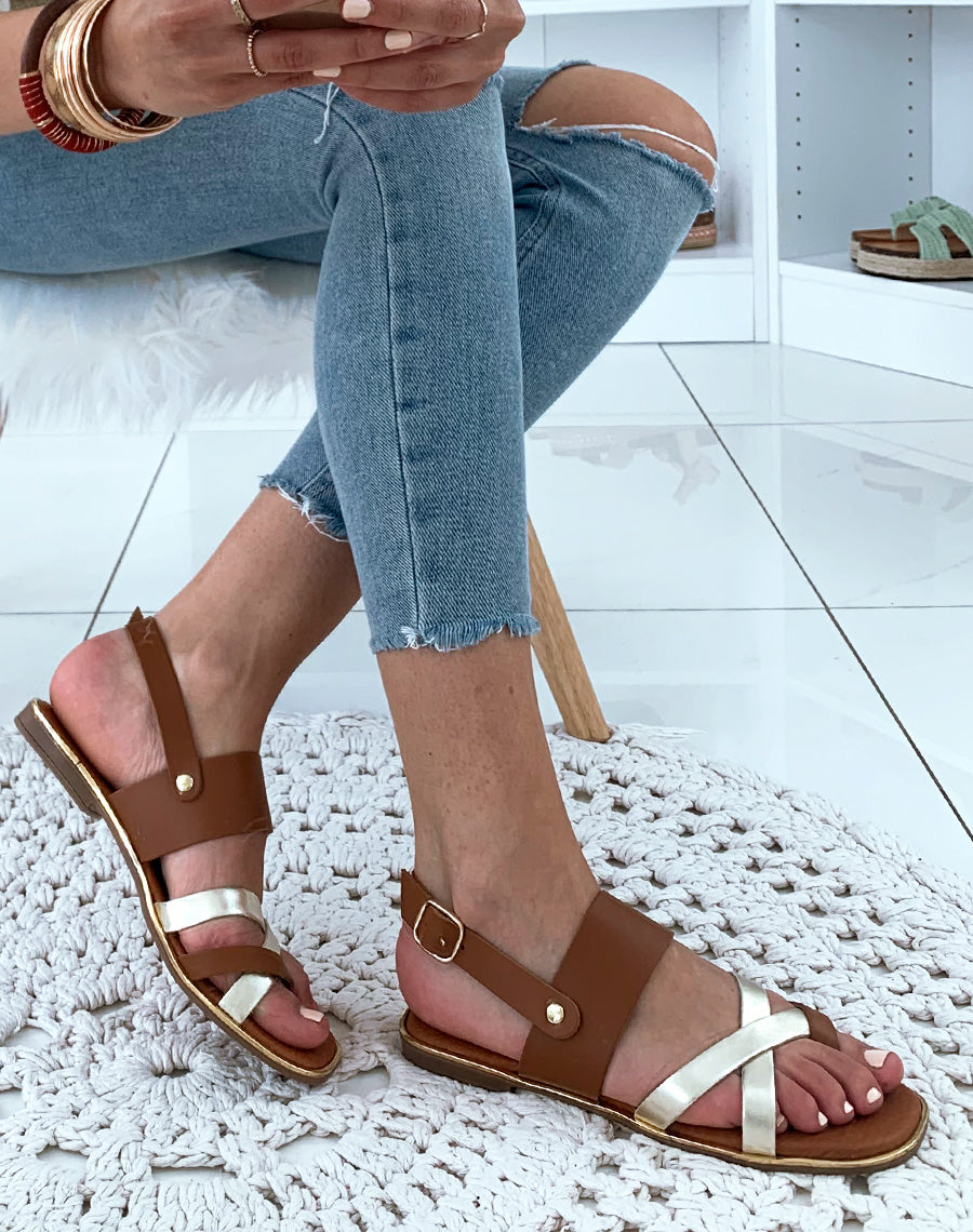 Nu-pieds en cuir camel et dorés à multiples brides entrecroisées