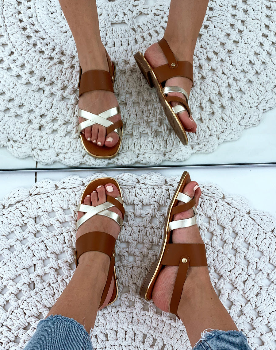 Nu-pieds en cuir camel et dorés à multiples brides entrecroisées