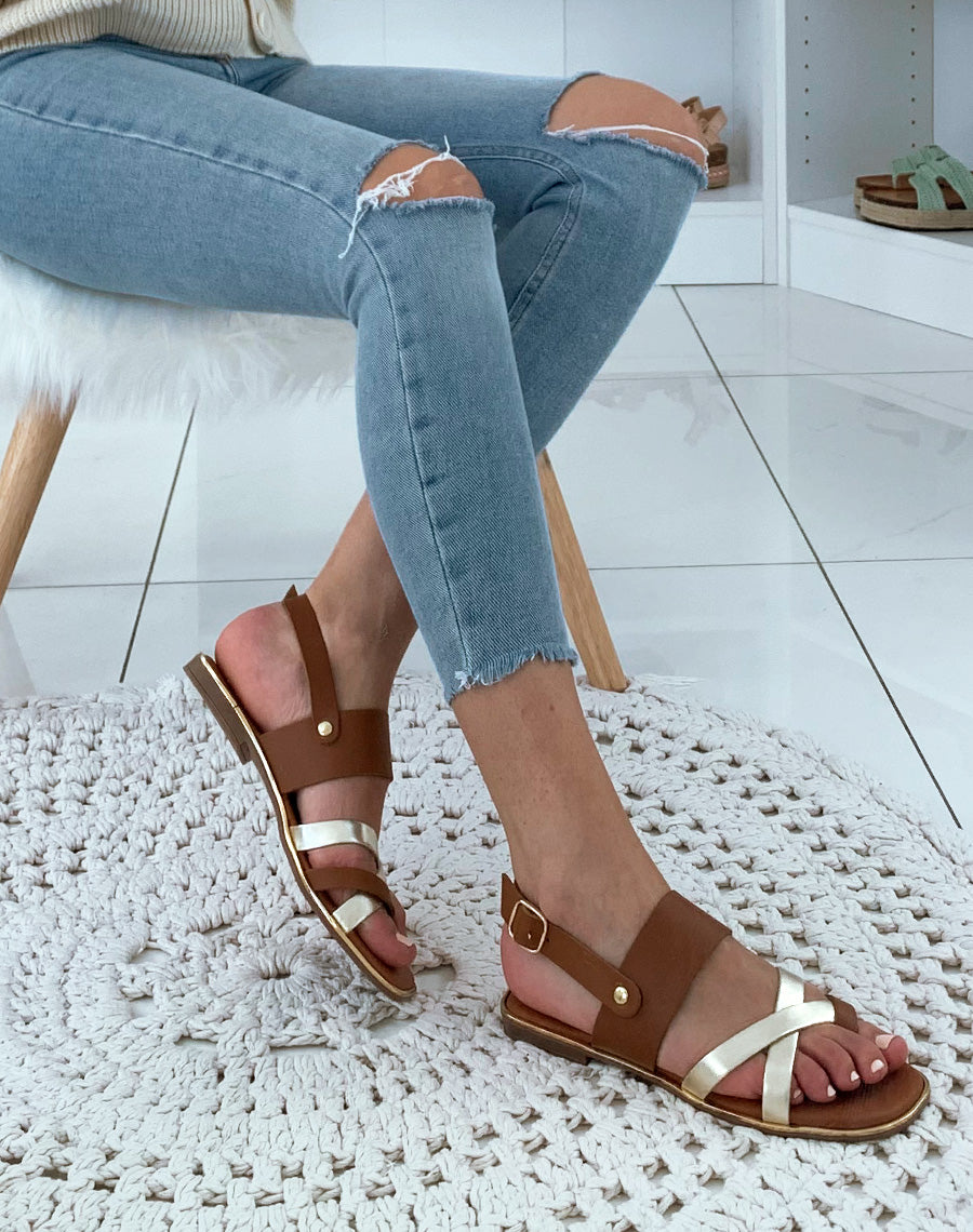 Nu-pieds en cuir camel et dorés à multiples brides entrecroisées