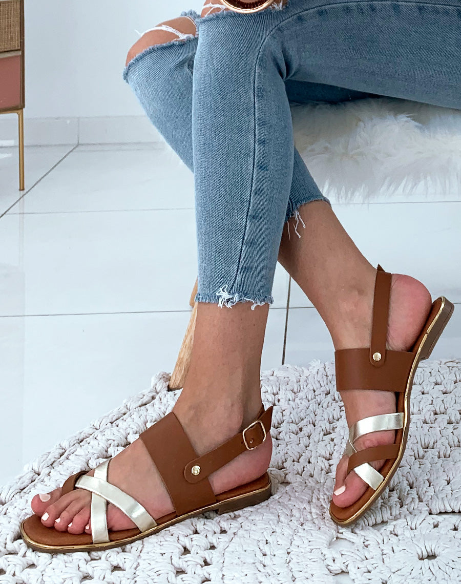 Nu-pieds en cuir camel et dorés à multiples brides entrecroisées