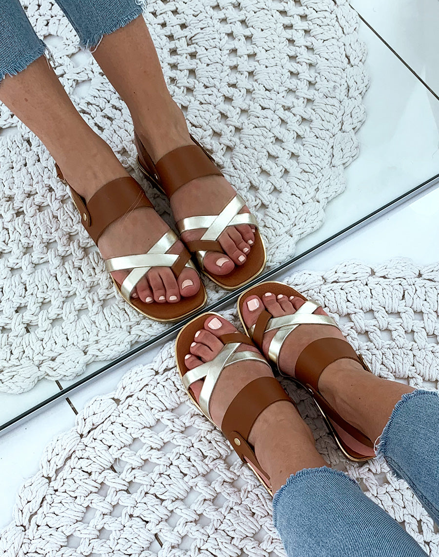 Nu-pieds en cuir camel et dorés à multiples brides entrecroisées