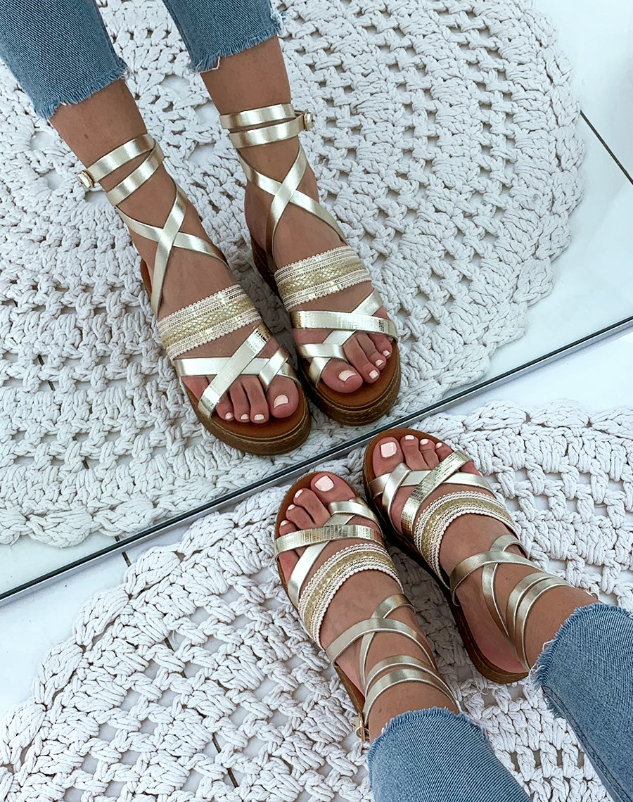 Nu-pieds en cuir dorés à semelles compensés et à lacets