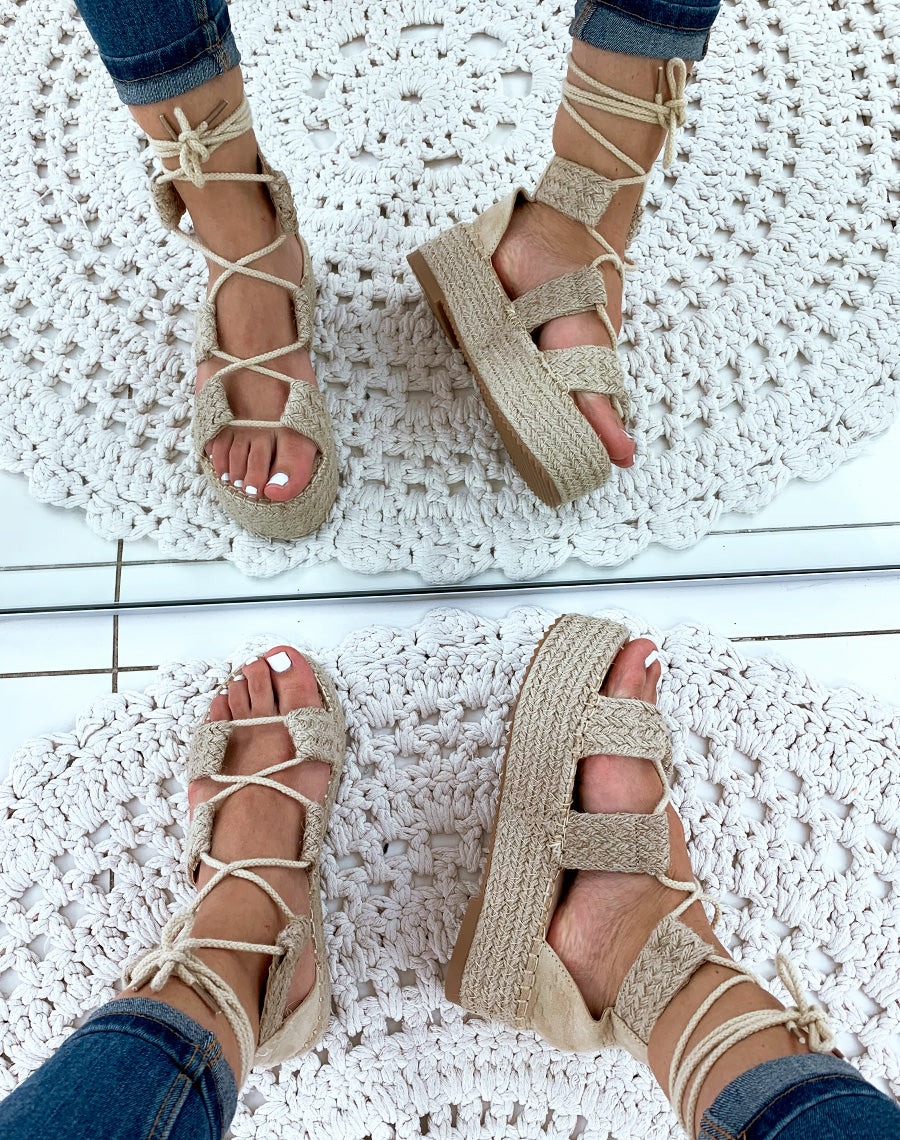 Nu-pieds en osier beiges à plateforme et à lacets