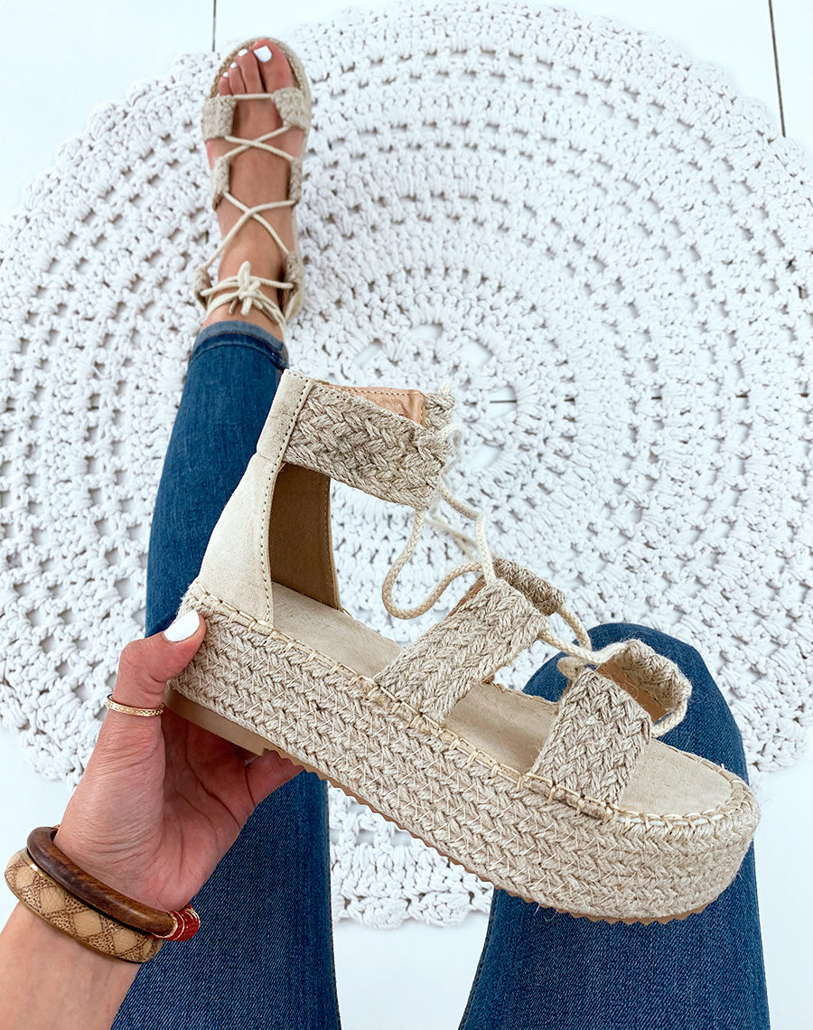 Nu-pieds en osier beiges à plateforme et à lacets