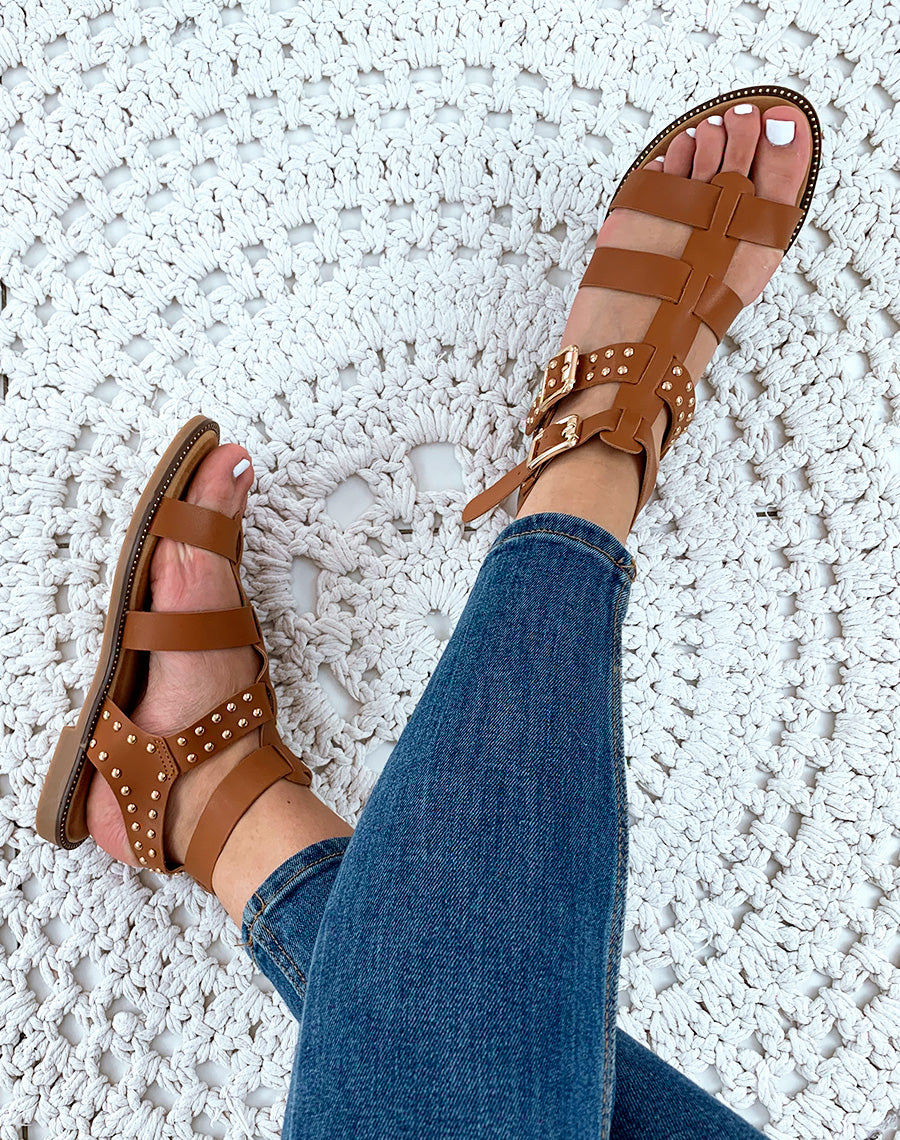 Nu-pieds en similicuir camel à multiples lanières et ornées de clous