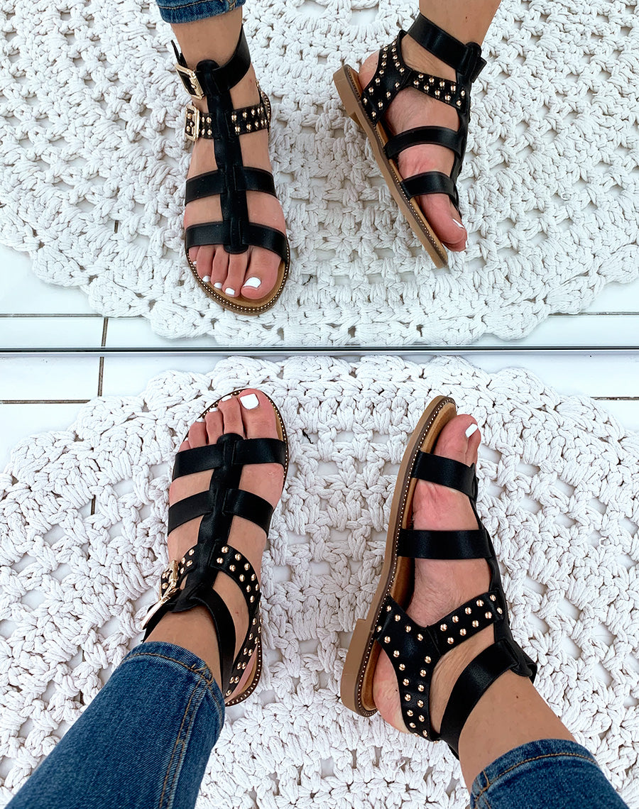 Nu-pieds en similicuir noirs à multiples lanières et ornées de clous