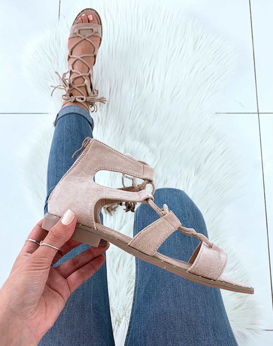 Nu-pieds en suédine beiges à multibrides entrecroisées