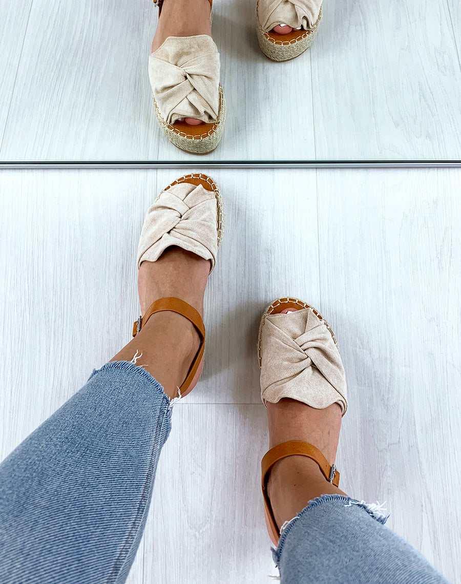 Nu-pieds en suédine beiges à plateforme et lanières camel