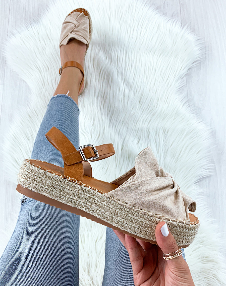 Nu-pieds en suédine beiges à plateforme et lanières camel