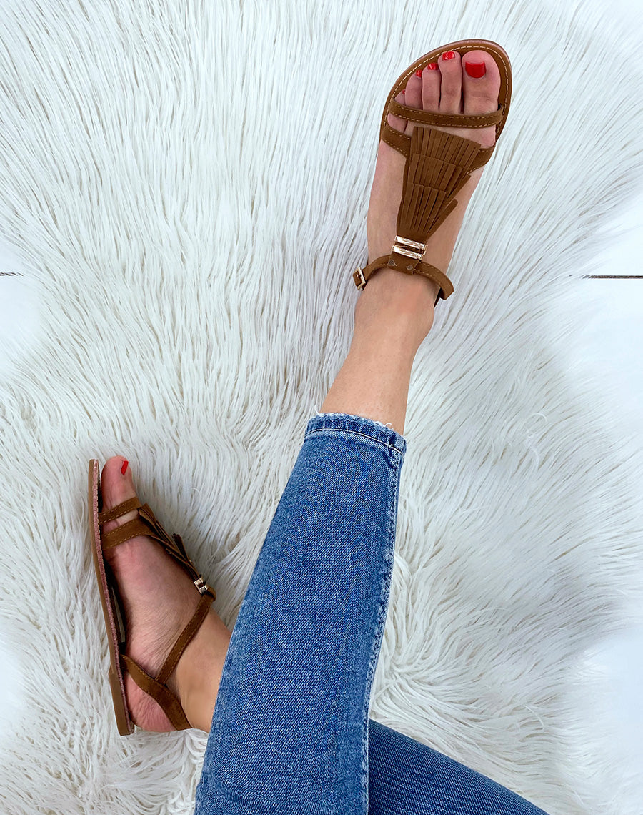 Nu-pieds en suédine camel à franges et détail doré