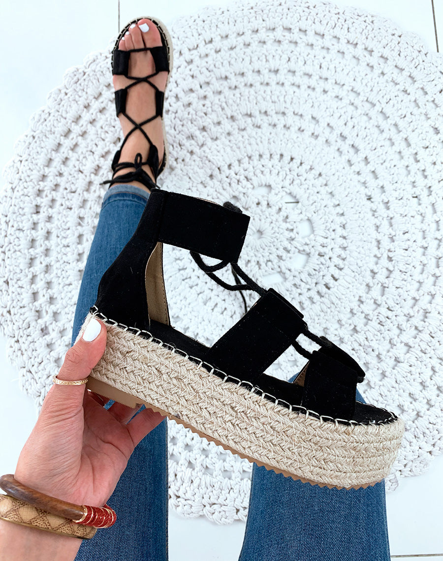 Nu-pieds en suédine noirs à plateforme et à lacets