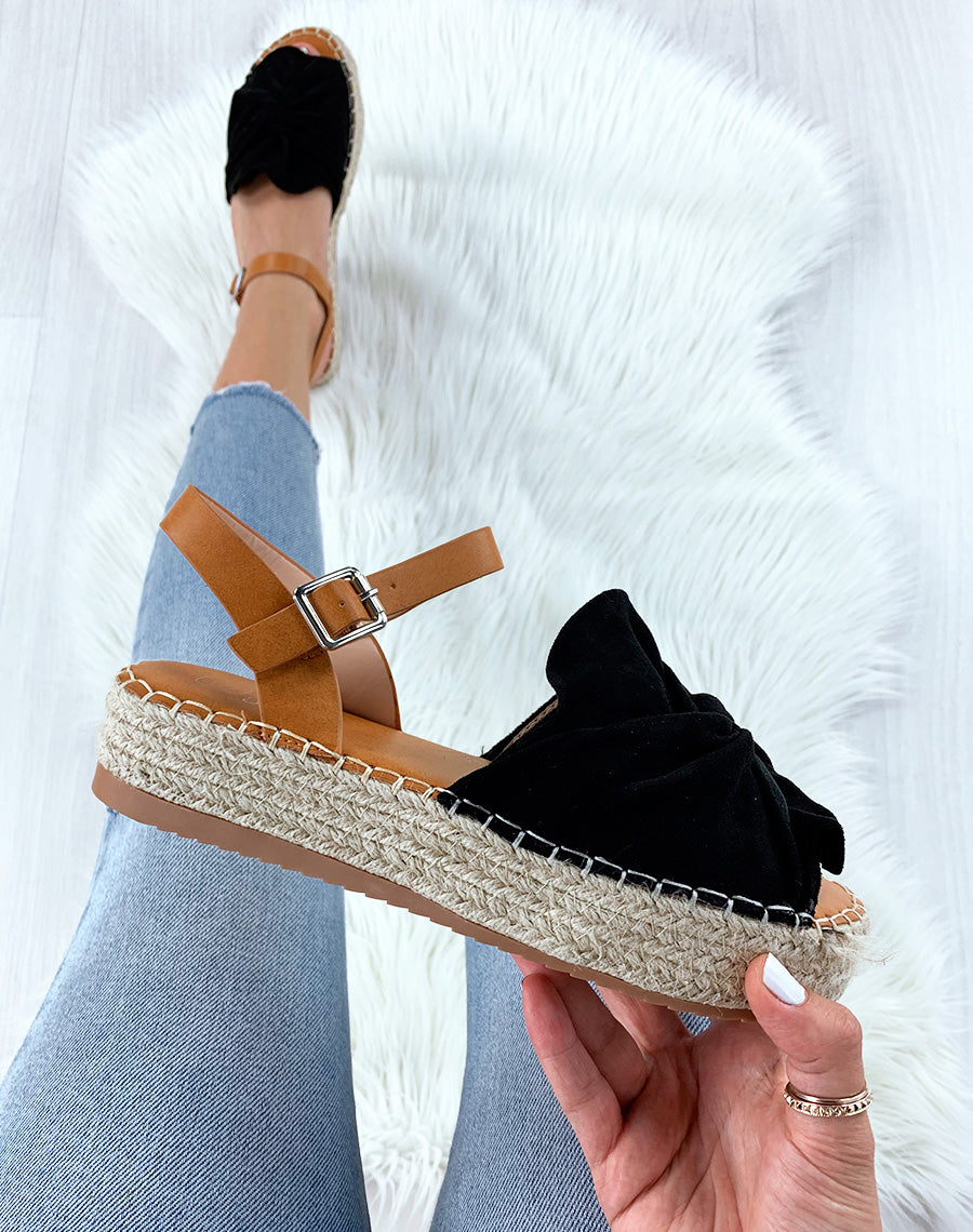 Nu-pieds en suédine noirs à plateforme et lanières camel