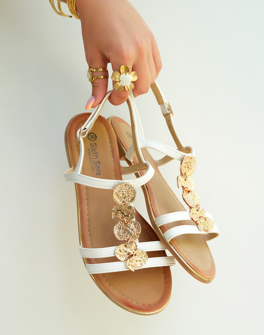 Nu-pieds femme blancs élégants avec détails dorés pour un look estival