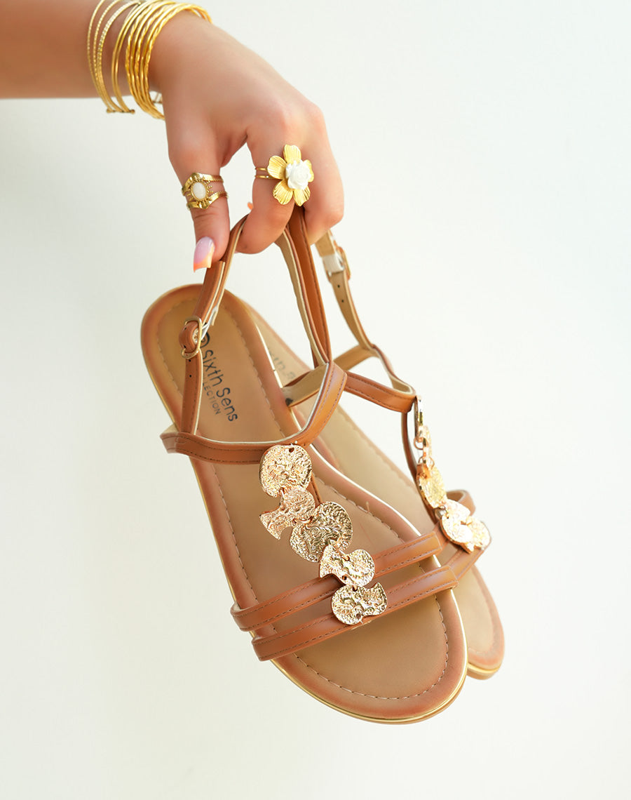Nu-pieds femme camel ornés de bijoux dorés pour une élégance estivale