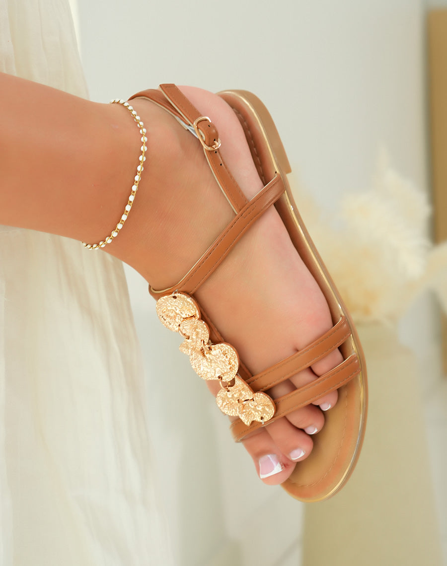 Nu-pieds femme camel ornés de bijoux dorés pour une élégance estivale
