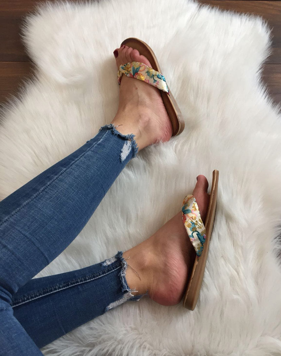 Nu-pieds à grosse lanière à fleurs