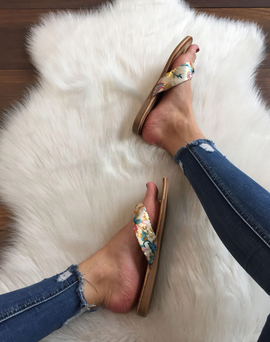 Nu-pieds à grosse lanière à fleurs