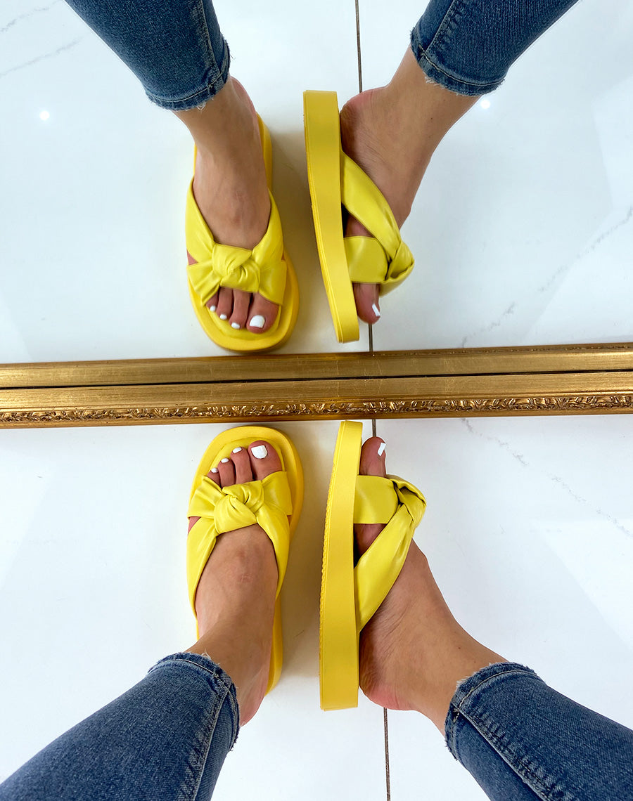 Nu-pieds jaunes à brides larges rembourrées