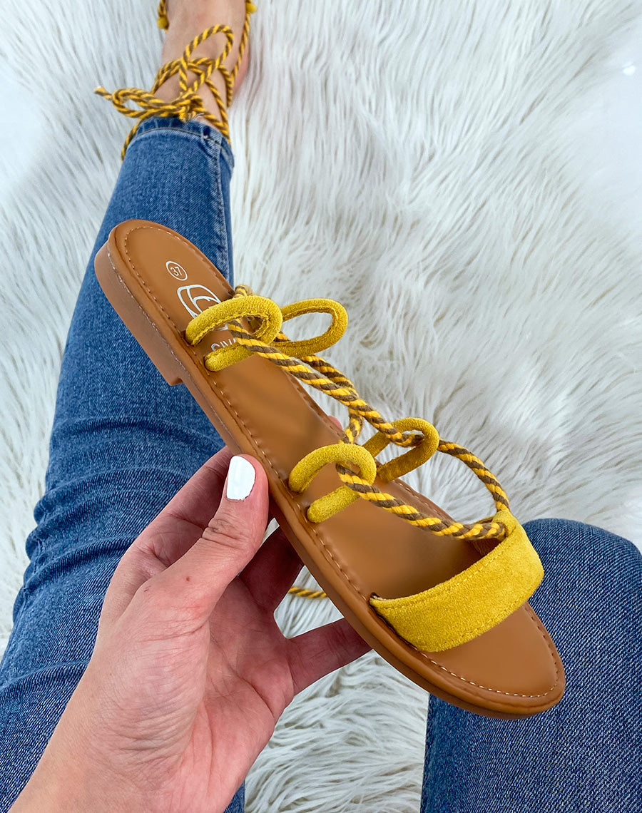 Nu-pieds jaunes en suédine à longues lanières bicolores