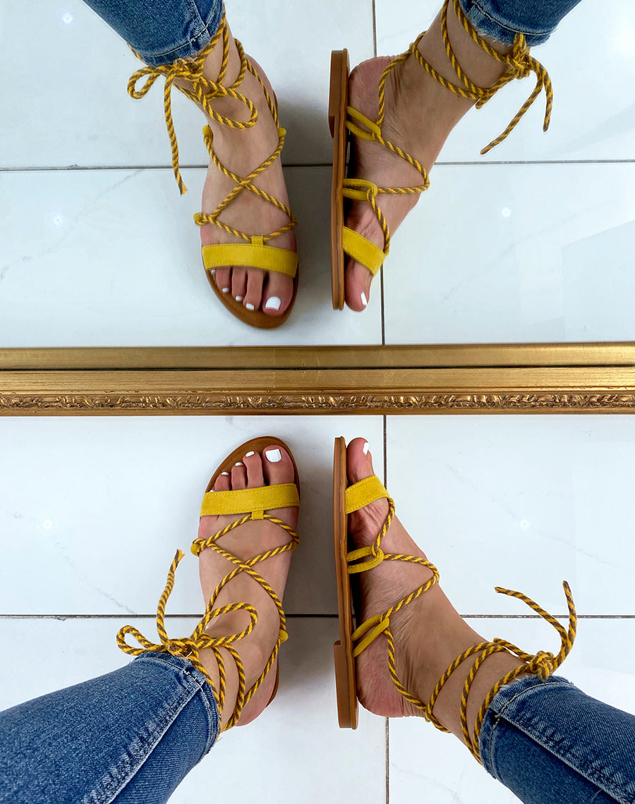 Nu-pieds jaunes en suédine à longues lanières bicolores