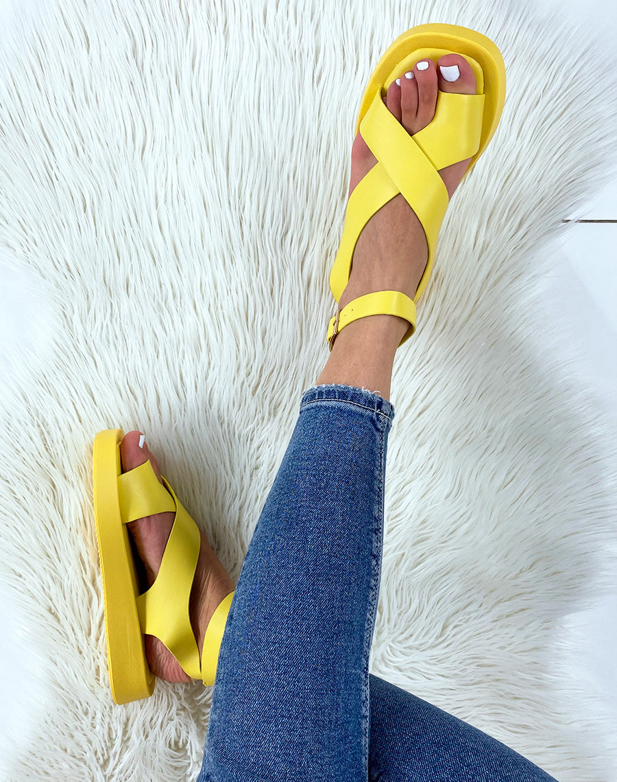 Nu-pieds jaunes à larges lanières entrecroisées