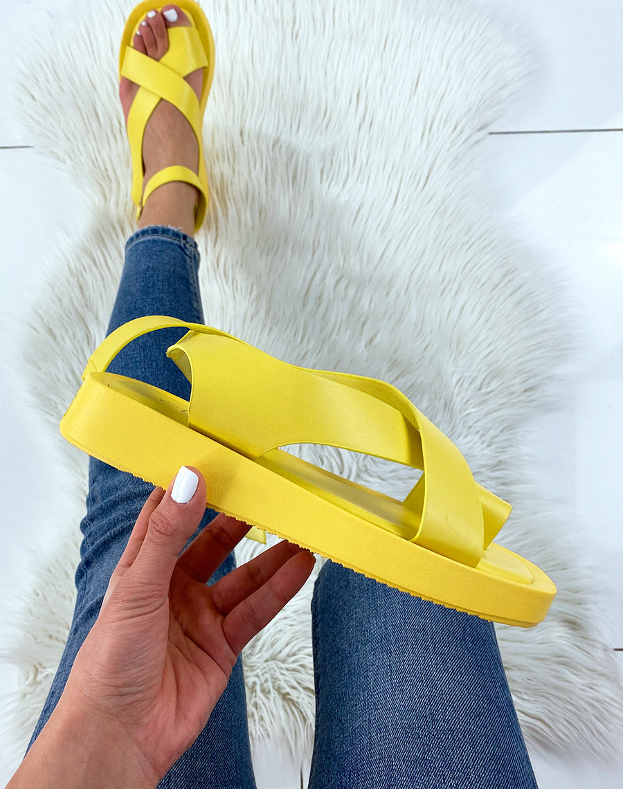 Nu-pieds jaunes à larges lanières entrecroisées