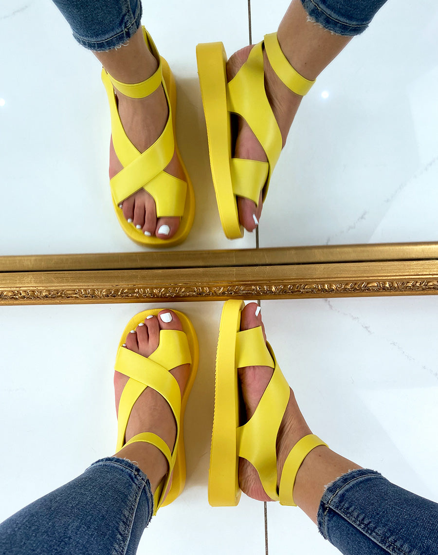 Nu-pieds jaunes à larges lanières entrecroisées