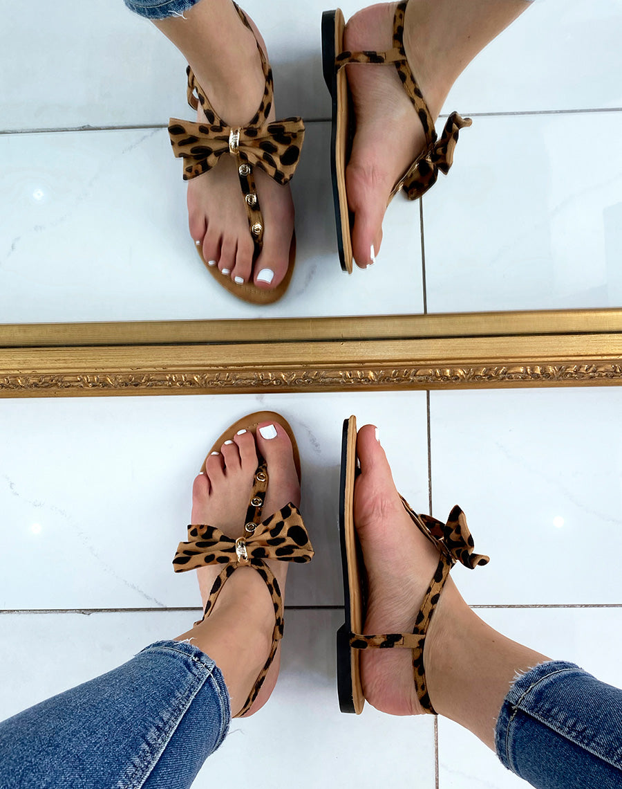 Nu-pieds léopard à nœud et détails dorés
