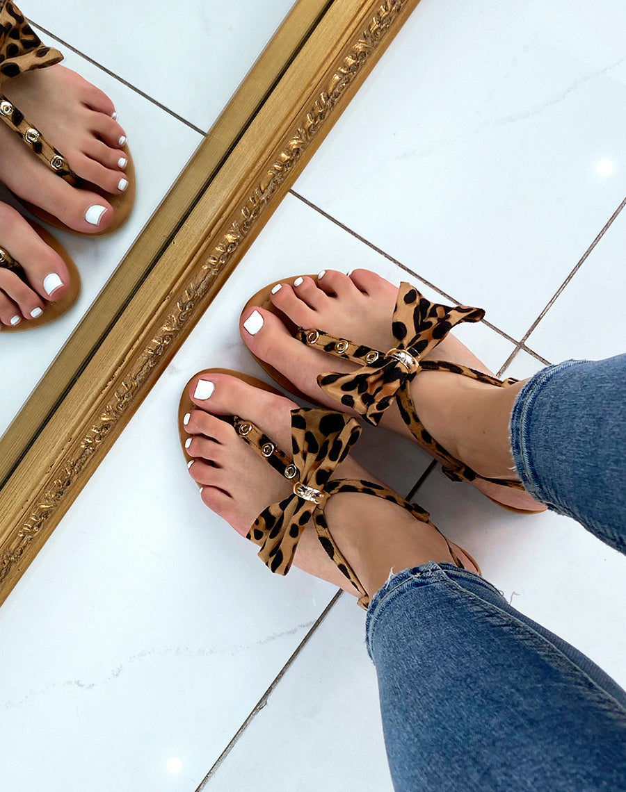 Nu-pieds léopard à nœud et détails dorés