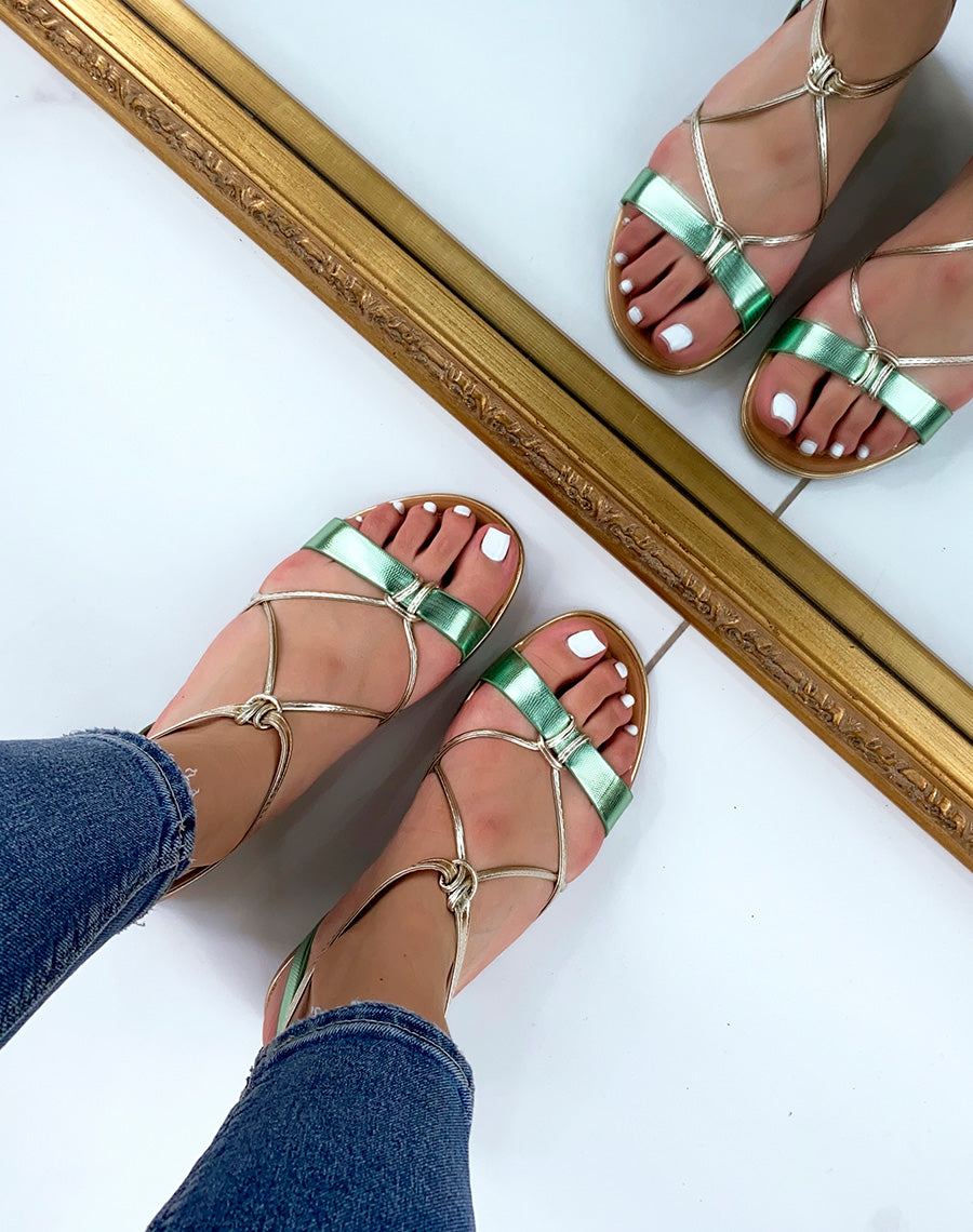 Nu-pieds à lanières vertes et dorées