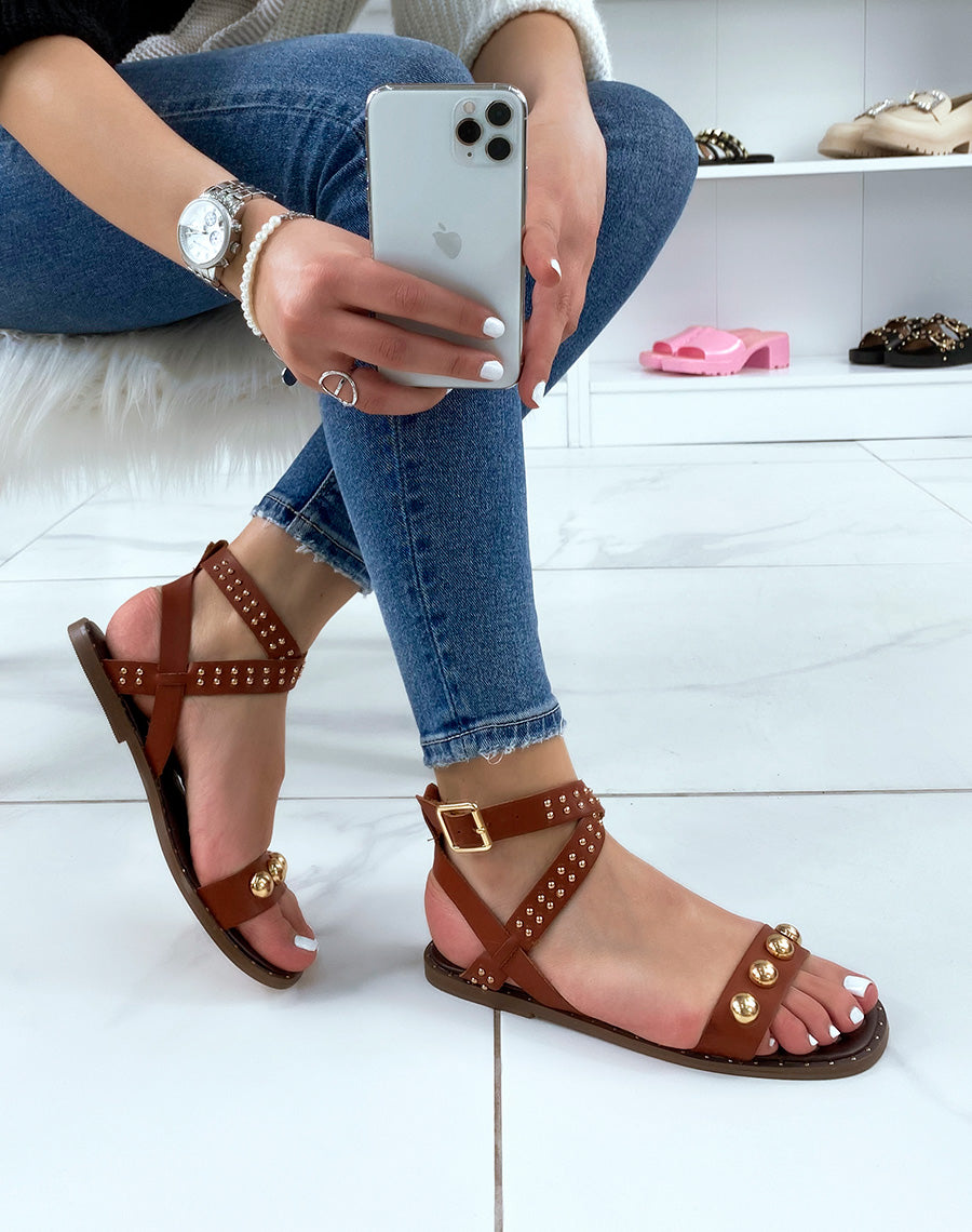 Nu-pieds marrons à clous dorés gros et fins