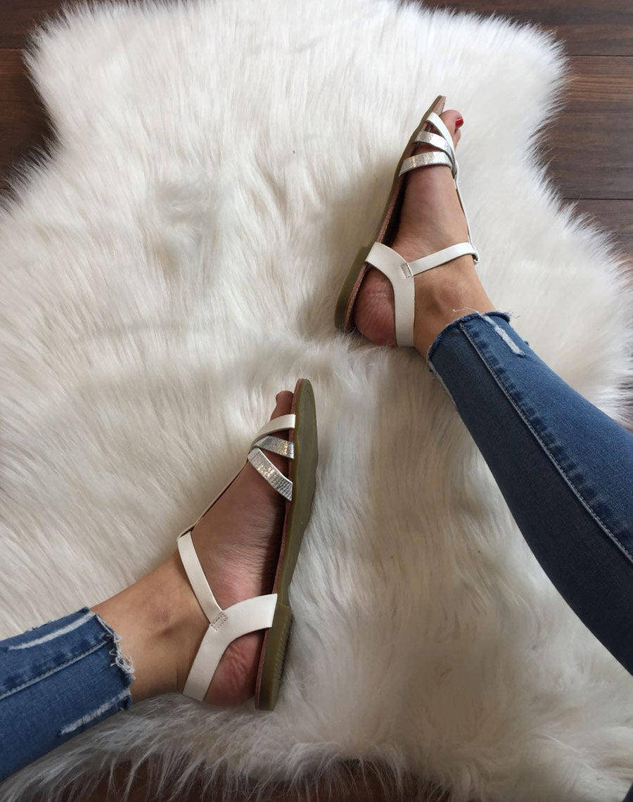 Nu-pieds multi brides accrochés blanches