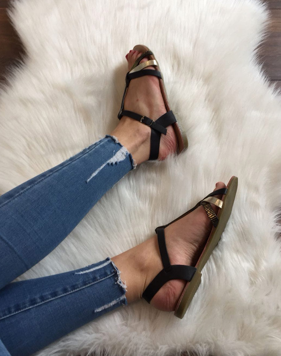 Nu-pieds multi brides accrochés noirs