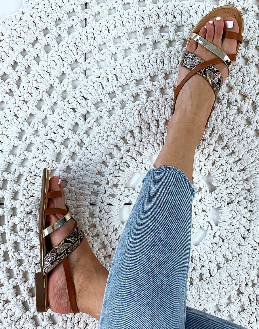 Nu-pieds à multiples lanières entrecroisées camel dorés et effet python