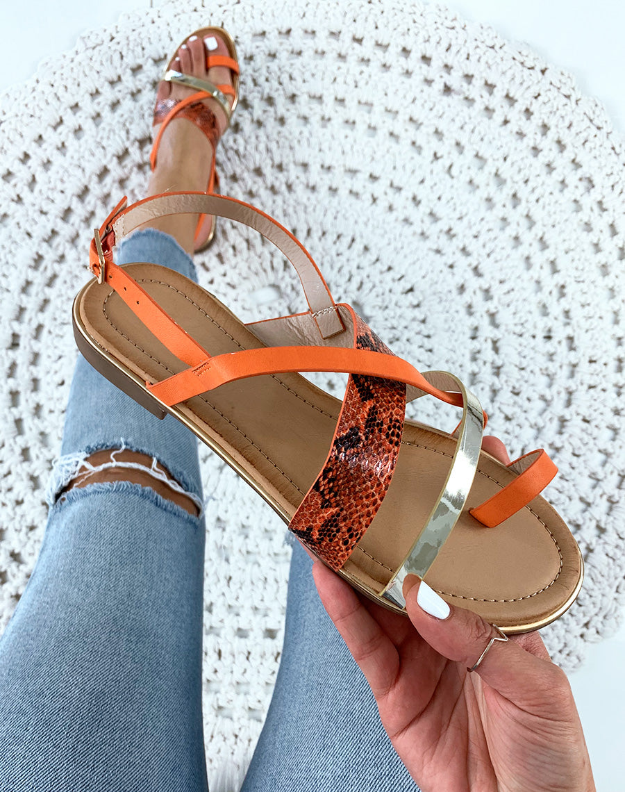 Nu-pieds à multiples lanières entrecroisées oranges dorés et effet python