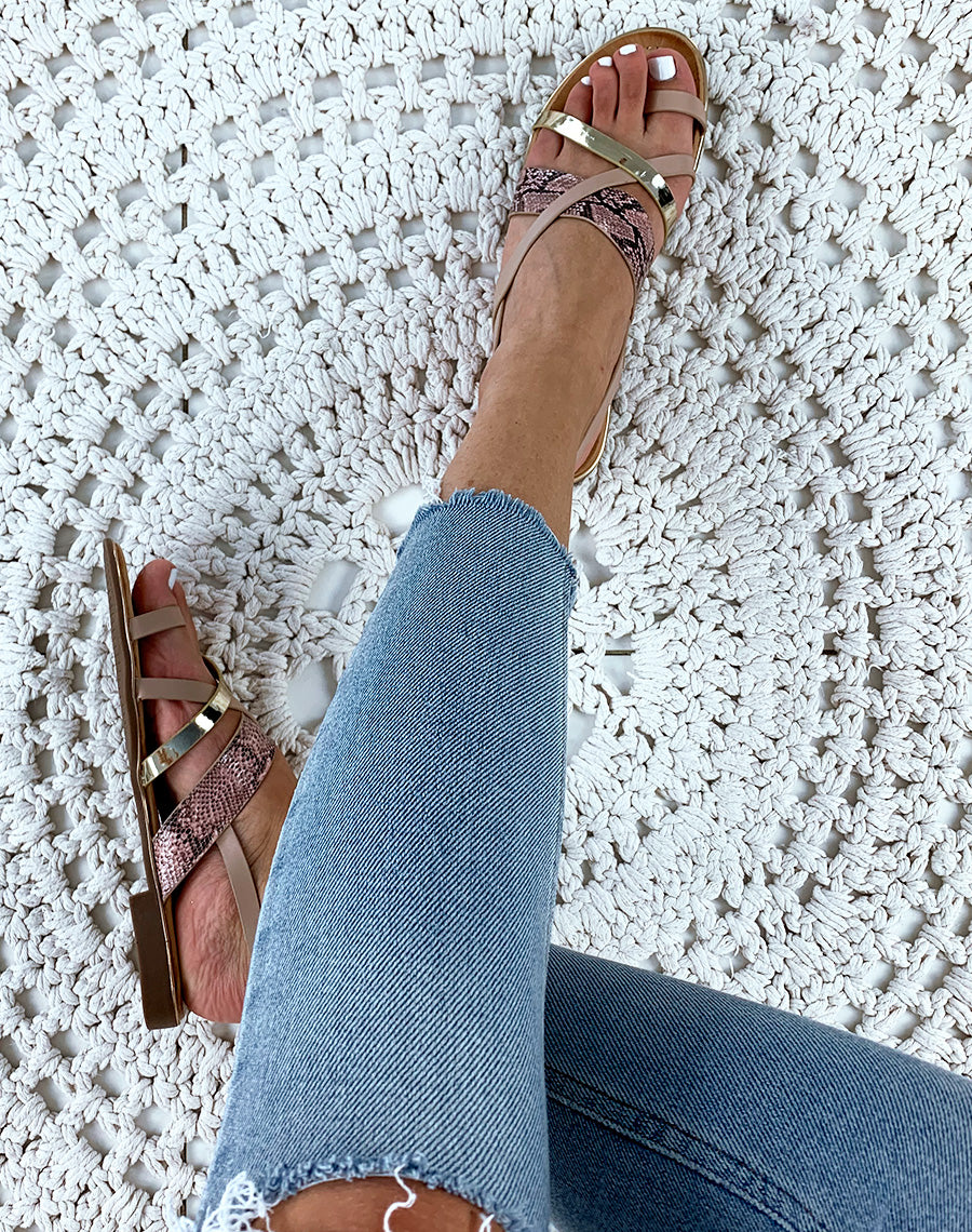 Nu-pieds à multiples lanières entrecroisées roses dorés et effet python