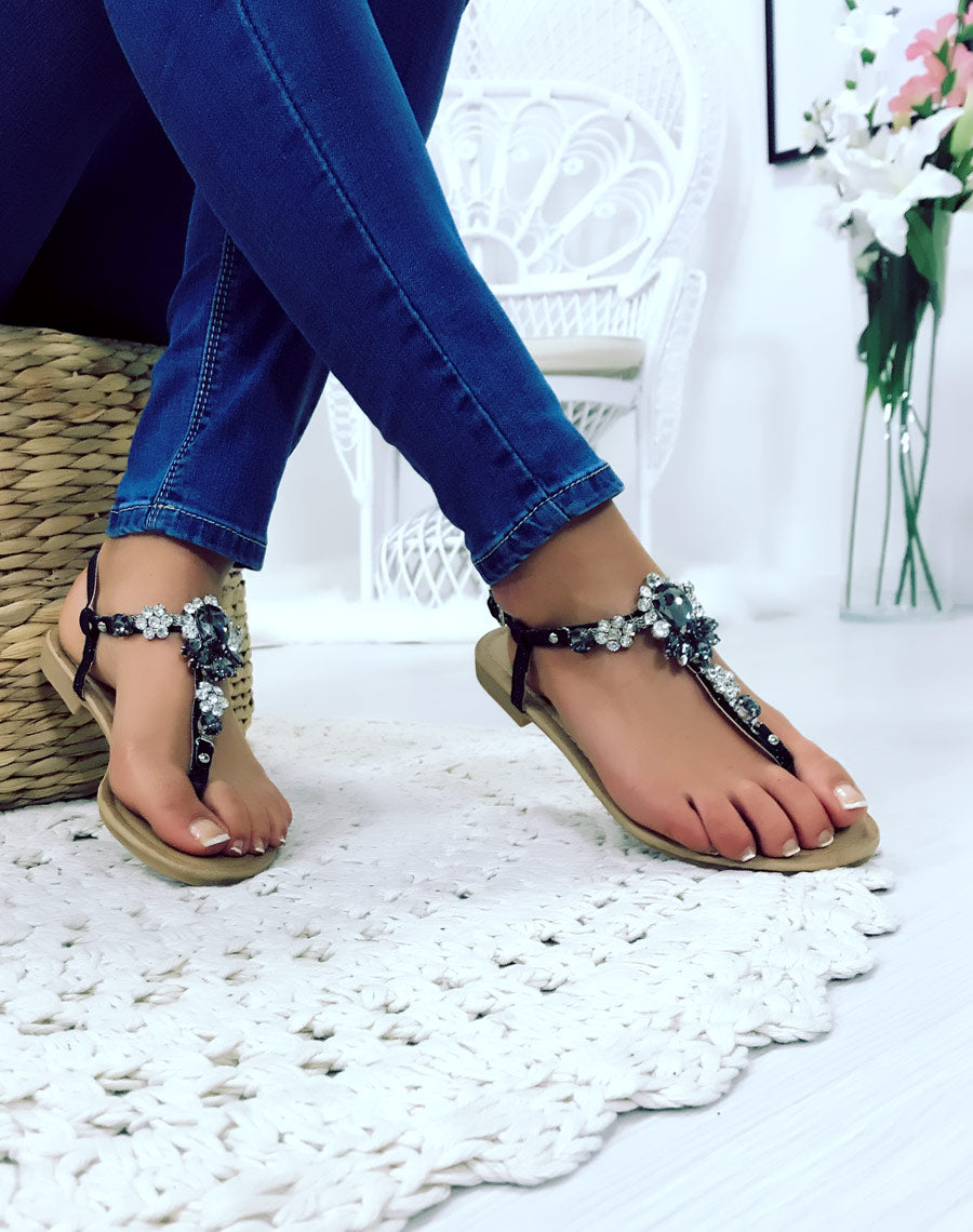 Nu-pieds noir avec Bijoux centrale