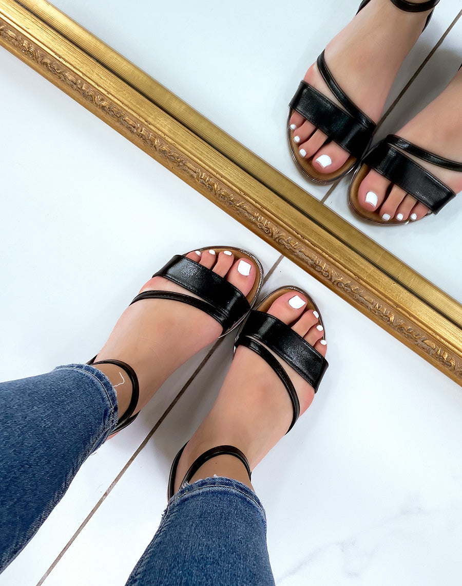 Nu-pieds noir vernis à multiples brides