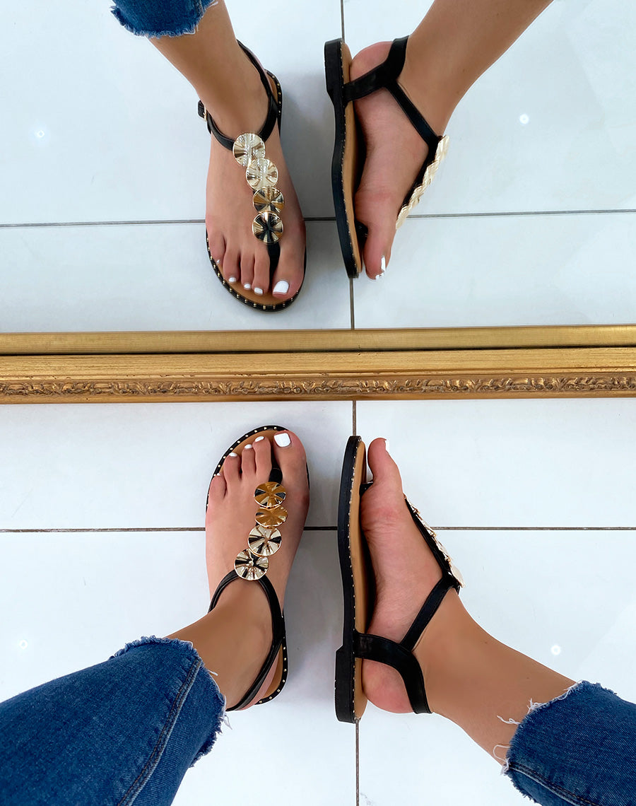 Nu-pieds noires à quadruple bijoux dorés