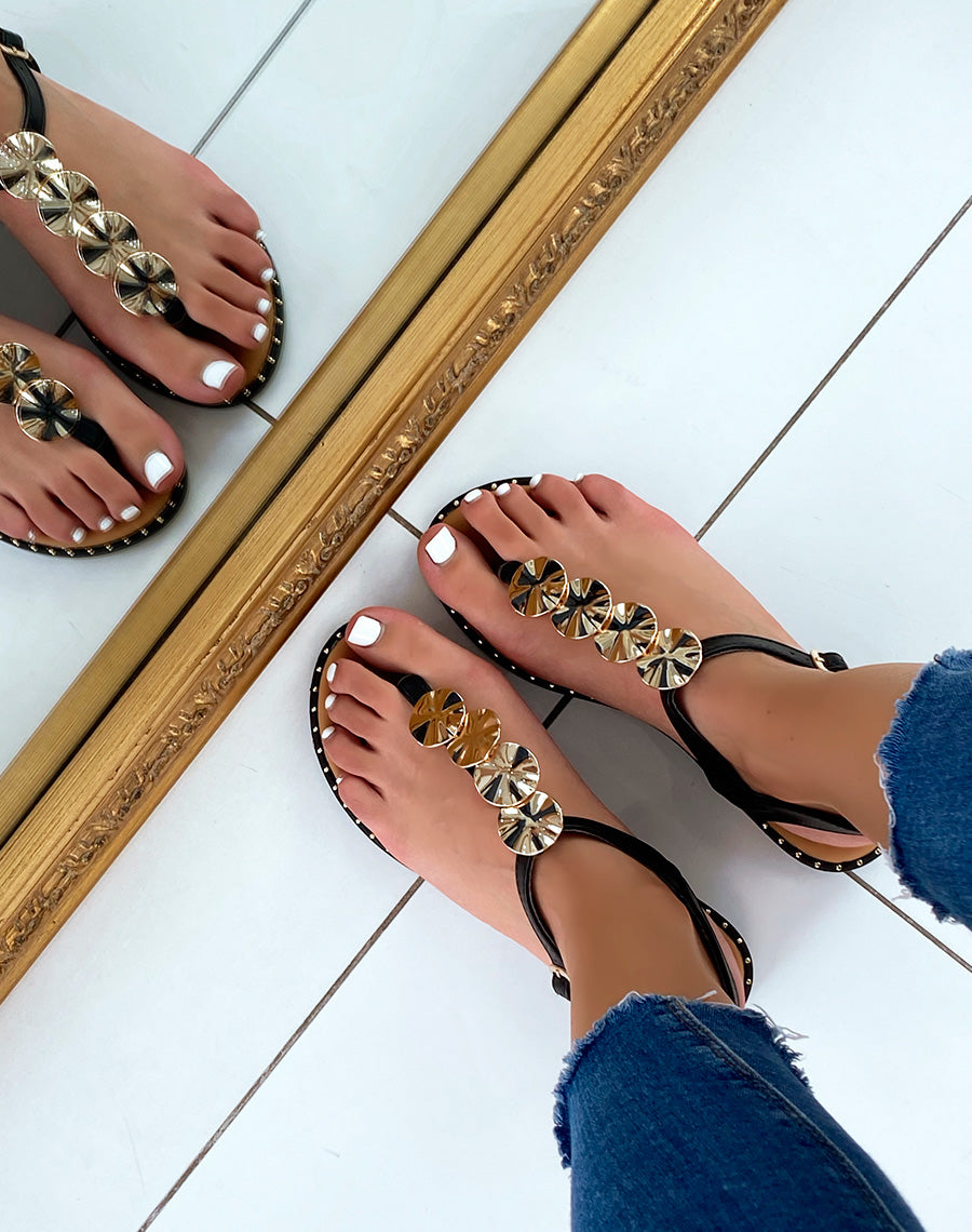 Nu-pieds noires à quadruple bijoux dorés