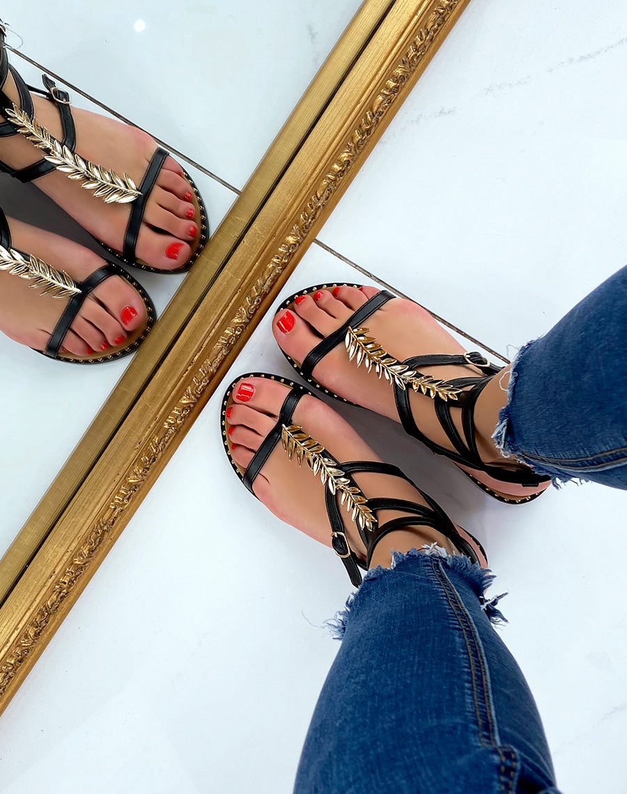 Nu-pieds noirs avec détail en forme de feuille dorée
