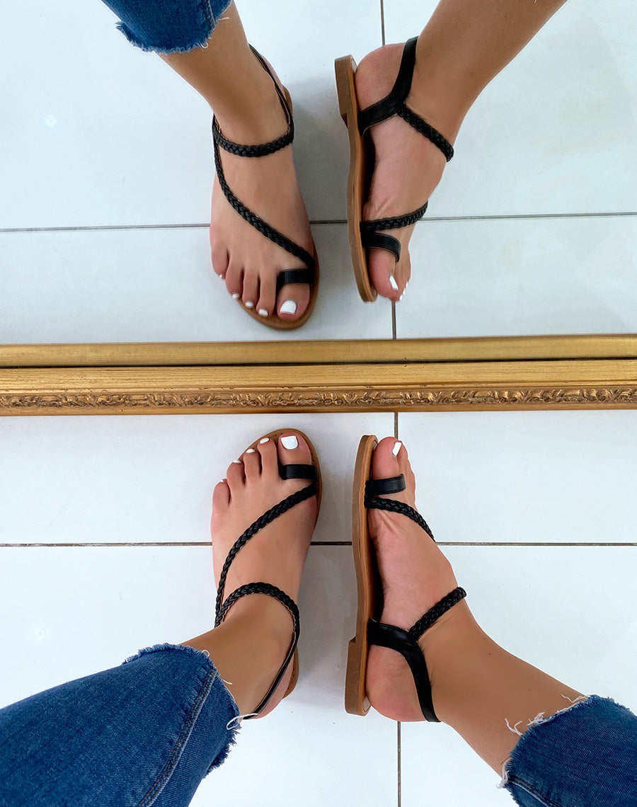 Nu-pieds noirs à bride d’orteil et lanières tressées